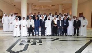 ‎⁨لقطة جماعية للمشاركين في الاجتماع