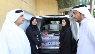 مطر الطاير يستمع إلى شرح عن المركبة