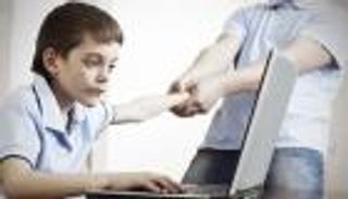 دراسة بريطانية: 80% من الأطفال المولعين بالكمبيوتر يصبحون ضحايا السمنة