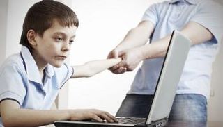 استخدام الأطفال للإنترنت يوميا يهدد صحتهم