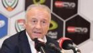 زاكيروني يرد على منتقدي معسكر "الأبيض" في برشلونة