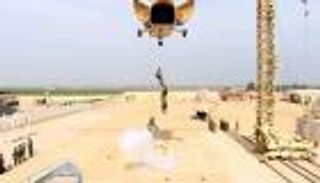 بالفيديو.. 200 مظلّي مصري وروسي في إسقاط وإبرار ضد إرهابيين