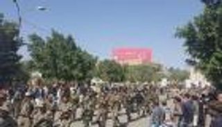 انهيارات في صفوف الانقلابيين.. مجموعة حوثية تسلم نفسها للجيش اليمني