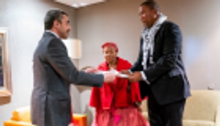 عبدالله بن زايد يكرم عائلة الراحل نيلسون مانديلا