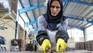 أرقام رسمية: النساء "ضحية" البطالة في إيران