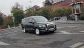 فلاديمير بوتين يضيف إلى موكبه سيارة ميني فان مصفحة