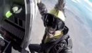 مصرع مغني الراب جون ماكموري بعد سقوطه من أعلى جناح طائرة 