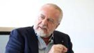 رئيس نابولي يسخر من الإدارة القطرية لباريس سان جيرمان