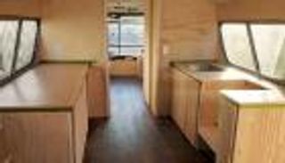 بالصور.. أمريكية تحول حافلتها لمنزل هربا من الإيجارات المرتفعة