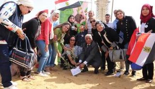 مجموعة من المشاركين في فعالية شجرة الشهيد