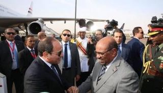 الرئيس المصري عبدالفتاح السيسي ونظيره السوداني عمر البشير