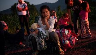 أُسر  من المهاجرين في طريقها إلى الولايات المتحدة - رويترز