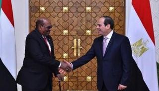 لقاء سابق بين الرئيسين المصري عبدالفتاح السيسي والسوداني عمر البشير