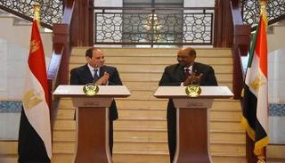 الرئيسان المصري والسوداني خلال مؤتمر صحفي بالخرطوم