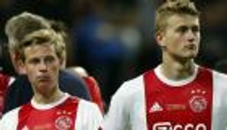 برشلونة راقب نجمي أياكس في لقاء بنفيكا