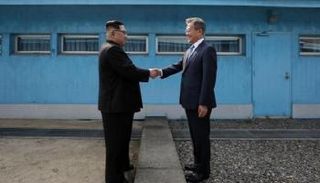 زعيما الكوريتين يتصافحان أثناء لقائهما عند الحدود - أرشيفية