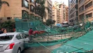 الرياح القوية تسقط الإعلانات في شوارع بيروت