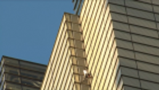 سبايدر مان الفرنسي.. عمره 56 سنة وتسلق برجا طوله 230 مترا