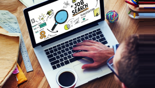 ترام السيرة الذاتية.. مبادرة لتقديم النصائح للباحثين عن عمل 