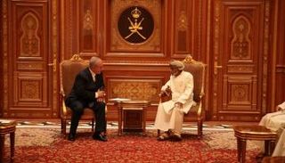 السلطان قابوس خلال استقباله نتنياهو 