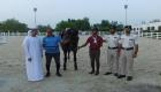 شرطة أبوظبي تكرم بطل الأولمبية لقفز الحواجز ووالده