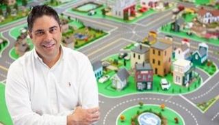 الباحث أندرياس ماليكوبولوس أمام نموذج المحاكاة