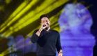 بالصور.. المطرب المصري محمد حماقي يحيي حفلا غنائيا تحت سفح الأهرامات