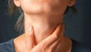 8 وصفات طبيعية لعلاج احتقان الحلق