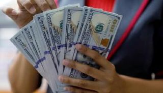 الدولار يرتفع بفعل تراجع الأسهم