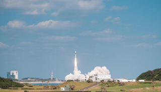 الصاروخ الذي يحمل القمر الصناعي 