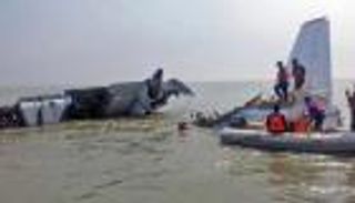 انتشال أشلاء من موقع تحطم طائرة إندونيسية 