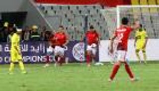 لاعبا الأهلي المصري ينتقدان التحكيم خلال مواجهة الوصل الإماراتي