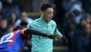 مدرب ليفربول الأسبق يسخر من غضب أوزيل