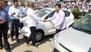 تاجر ألماس هندي يهدي موظفيه مئات السيارات