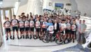 حمدان بن محمد يحفز فريق الإمارات للدراجات قبل البطولات الدولية