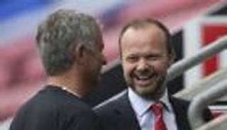 إدارة مانشستر يونايتد تتراجع عن دعم مورينيو