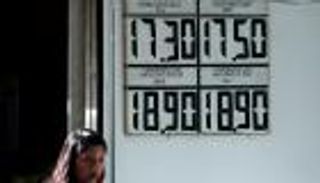 مخاوف الحرب التجارية تقود الدولار للصعود القوي