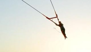  أول مقلاع بشري في دبي
