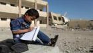 معلم يمني يحول منزله إلى مدرسة لنحو 700 تلميذ