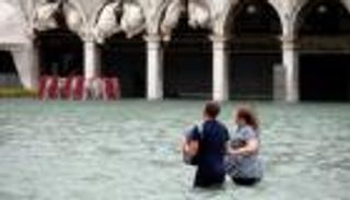 بالصور.. فيضانات وسط مدينة فينيسيا العائمة