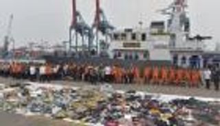 إندونيسيا تعثر على أجزاء من الطائرة المحطمة وتحدد موقعها