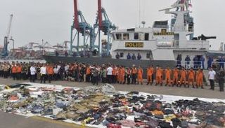 فريق البحث يعثر  على بعض حطام الطائرة (أ ف ب)