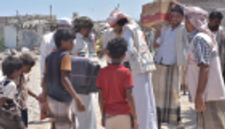 الهلال الأحمر الإماراتي يوزع 250 سلة غذائية على أهالي قسم بحضرموت