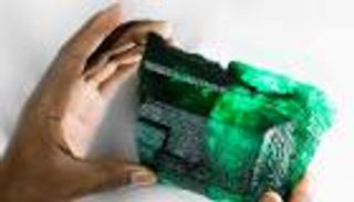 عامل يعثر على أكبر حجر زمرد في زامبيا