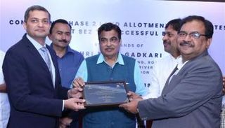 موانئ دبي العالمية وصندوق هندي يفوزان بعقد تشييد منطقة مخازن