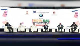 إحدى جلسات قمة الشراكة الإماراتية الهندية في دبي