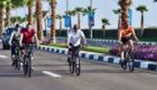 بالصور.. جولة للسيسي بالدراجة في شوارع شرم الشيخ