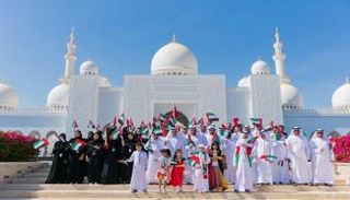 موظفو جامع الشيخ زايد الكبير ومرتادوه يحتفون بـ"يوم العلم"