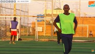 السوداني الستيني عثمان بليت خلال التدريبات