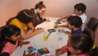 "الشارقة الدولي للكتاب" يقود الصغار لاكتشاف سحر الفن التشكيلي